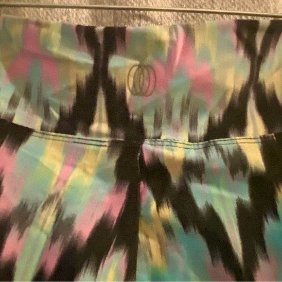 Black New Tank Top and Multi-Color Capri Set- Large - Picture 4 of 6